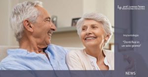 implantologia dentale a carico immediato: infografica di signori anziani, coppia che si guarda sorridendo